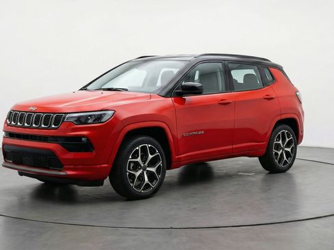Used 2025 Jeep Compass Limited image 3