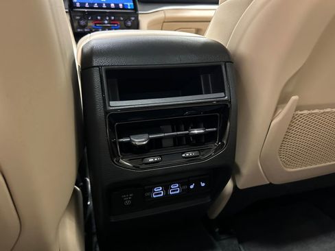 Used 2024 Jeep Grand Cherokee Limited w/ Luxury Tech Group II image 31