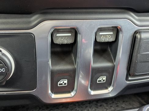 Used 2019 Jeep Wrangler Sport AWD/4WD image 16