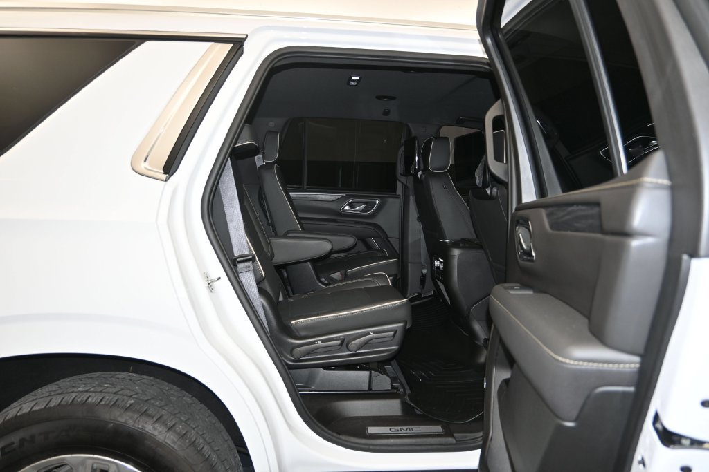 Used 2024 GMC Yukon SLT w/ SLT Luxury Package AWD/4WD image 28