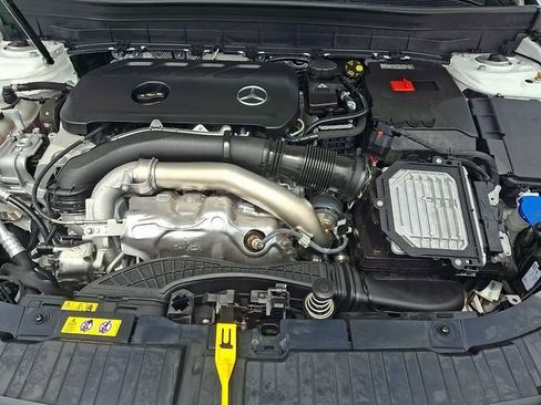 Used 2025 Mercedes-Benz GLB 250 4MATIC image 35