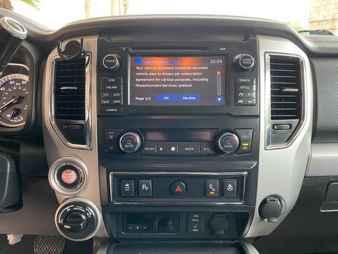 Used 2018 Nissan Titan PRO-4X w/ Pro-4x Convenience Package AWD/4WD image 24