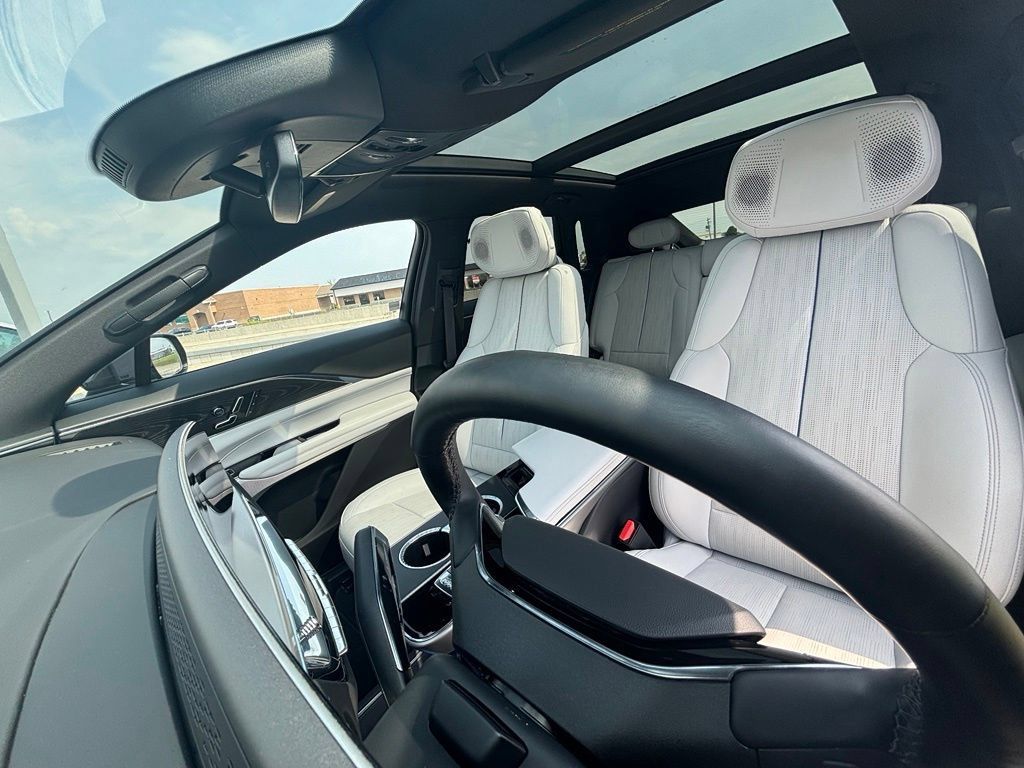 Certified 2024 Cadillac Lyriq Luxury AWD/4WD image 28