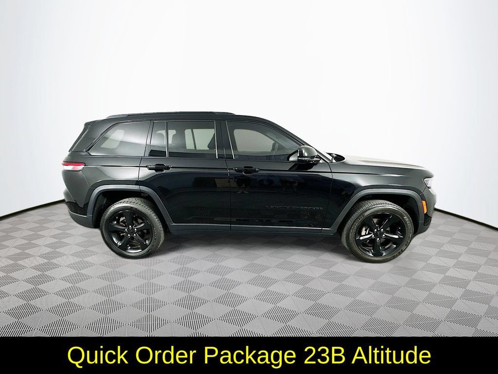 Used 2023 Jeep Grand Cherokee Altitude AWD/4WD image 11