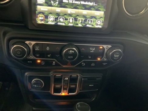 Used 2023 Jeep Gladiator Overland AWD/4WD image 19
