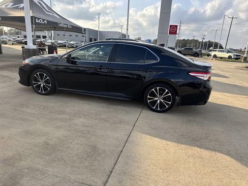 Used 2020 Toyota Camry SE image 25