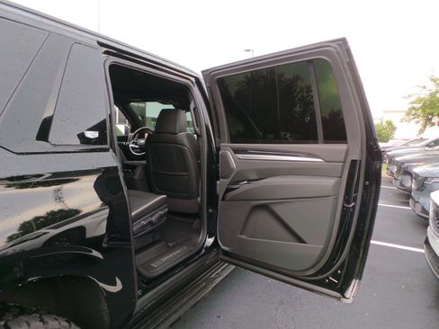 Used 2025 Cadillac Escalade ESV Sport AWD/4WD image 40