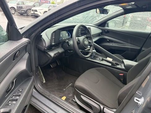 Used 2025 Hyundai Elantra Sport FWD image 19