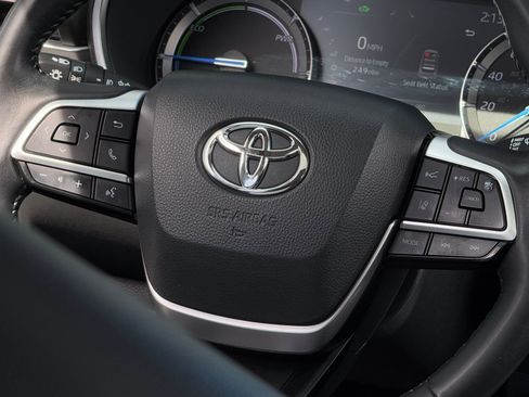 Used 2022 Toyota Highlander XLE AWD/4WD image 16