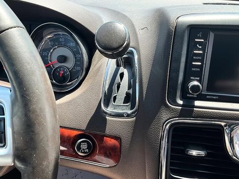 Used 2014 Chrysler Town & Country Touring-L w/ Driver Convenience Group FWD image 19