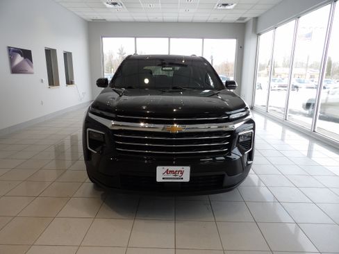 Used 2024 Chevrolet Traverse LT w/ Enhanced Driving Package image 2