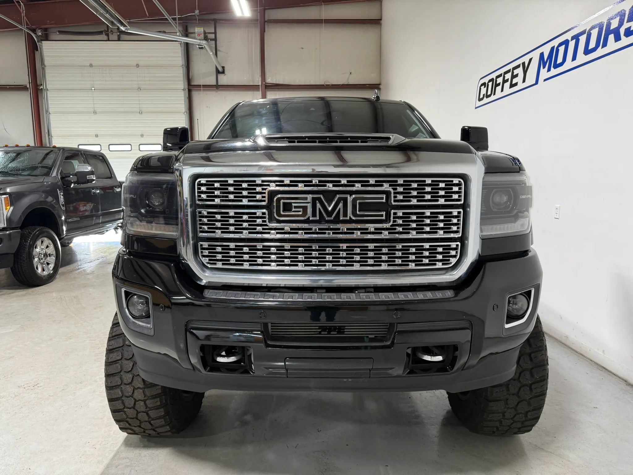 Used 2018 GMC Sierra 2500 Denali w/ Duramax Plus Package AWD/4WD image 9