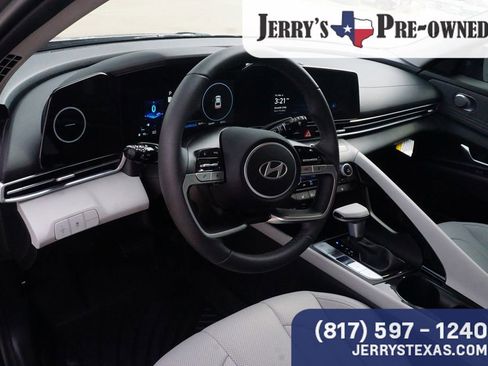 Used 2025 Hyundai Elantra Limited image 19