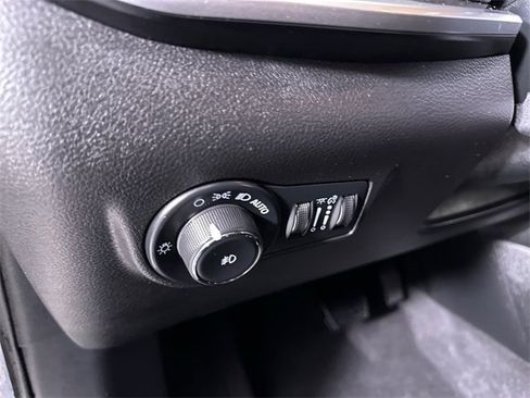 Used 2024 Jeep Compass Latitude image 18