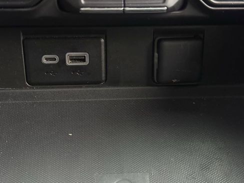 Used 2024 Chevrolet Suburban LT RWD image 21