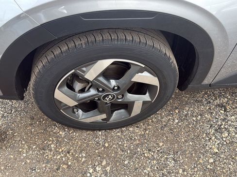 Used 2024 Hyundai Venue SEL FWD image 5