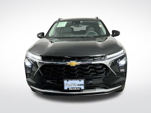 Used 2025 Chevrolet Trax LT FWD image 2