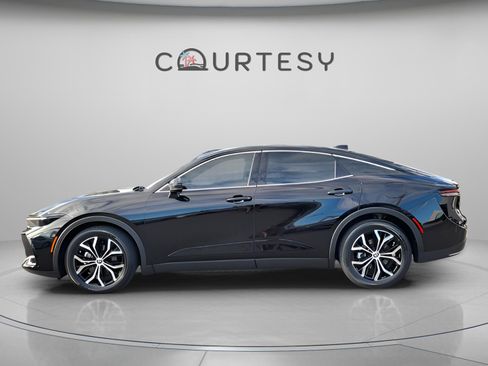 Used 2023 Toyota Crown Limited image 2