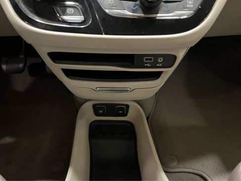 Used 2017 Chrysler Pacifica Touring-L w/ Tire & Wheel Group FWD image 20