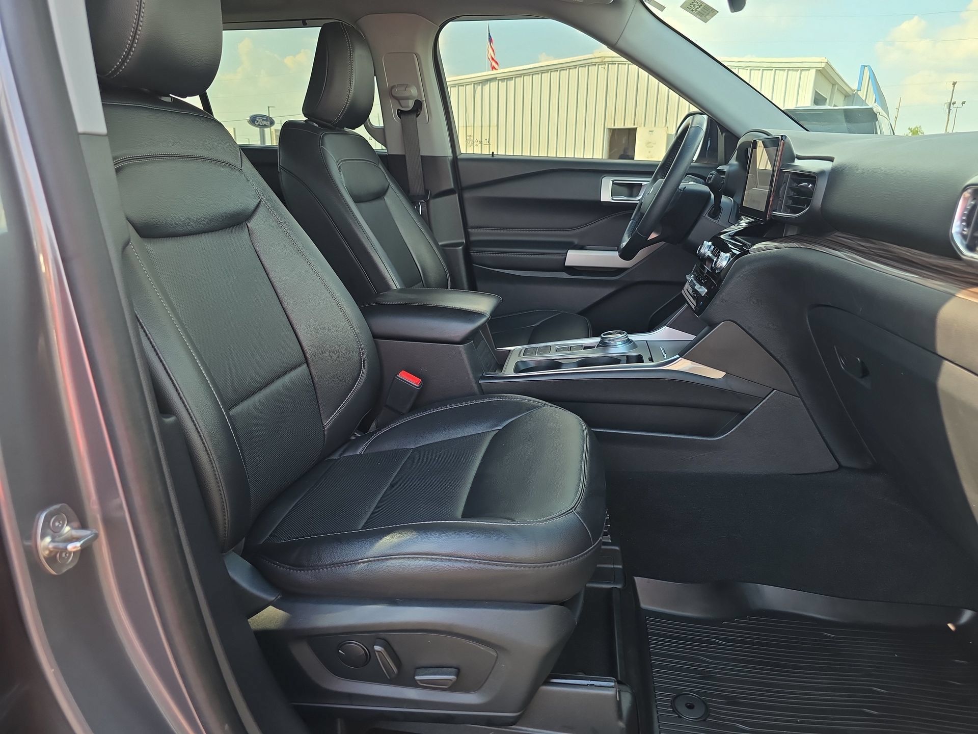 Used 2021 Ford Explorer Limited w/ Equipment Group 301A RWD image 16