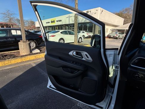 Used 2025 Chrysler Pacifica Limited image 18