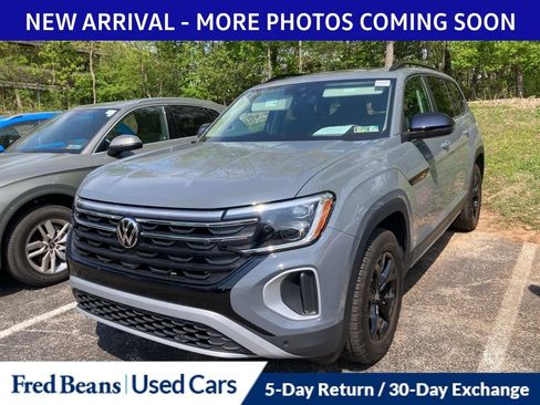 Certified 2025 Volkswagen Atlas Peak Edition SE AWD/4WD image 3