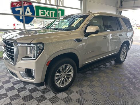 Used 2021 GMC Yukon SLT w/ SLT Luxury Plus Package image 3