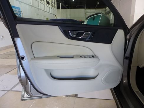 Used 2020 Volvo S60 T5 Momentum image 54