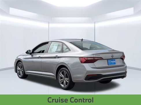 Used 2024 Volkswagen Jetta SE FWD image 3
