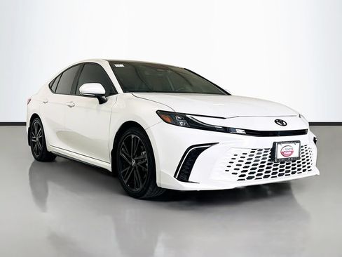 Used 2025 Toyota Camry XSE FWD image 3