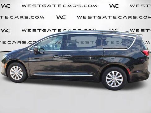 Used 2018 Chrysler Pacifica Touring-L FWD image 5