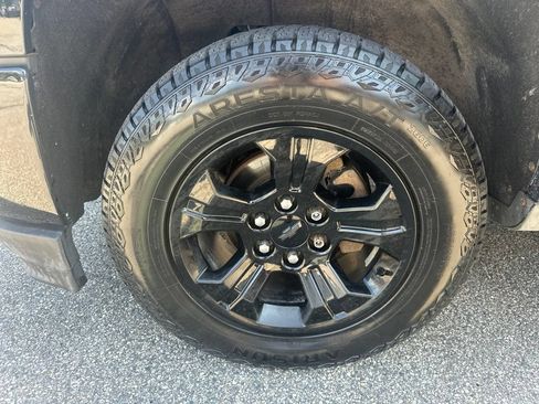 Used 2018 Chevrolet Silverado 1500 LT w/ Midnight Edition AWD/4WD image 35