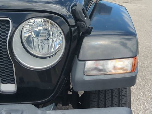 Used 2019 Jeep Wrangler Unlimited Sahara image 11