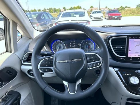 Used 2022 Chrysler Pacifica Touring-L FWD image 12