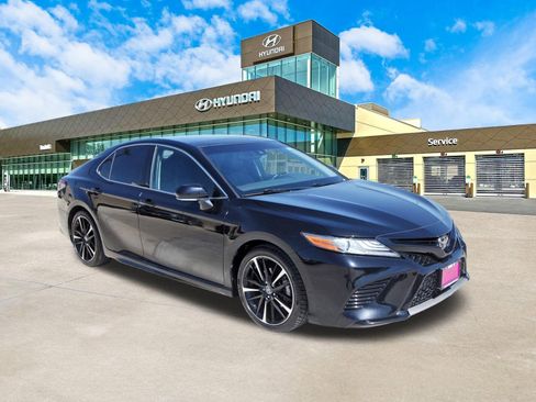 Used 2019 Toyota Camry XSE image 3