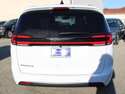 New 2026 Chrysler Pacifica Select image 5