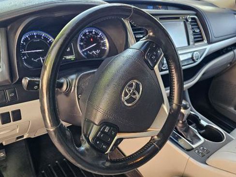 Used 2019 Toyota Highlander XLE AWD/4WD image 17
