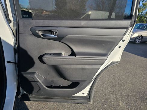 Used 2020 Toyota Highlander XLE image 16