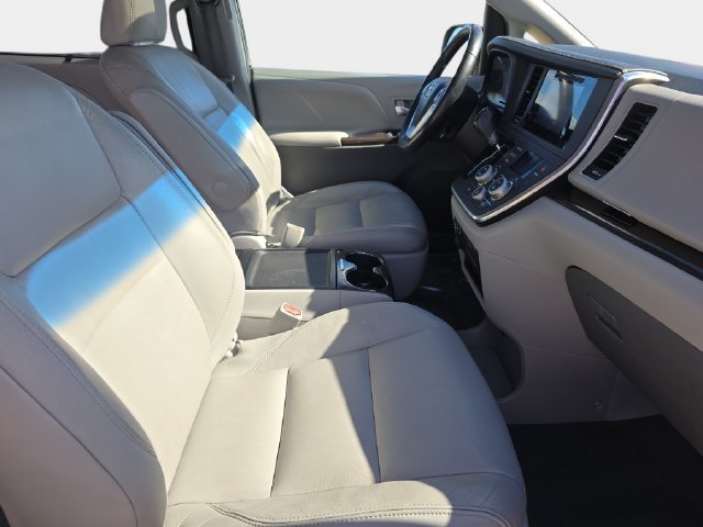 Used 2017 Toyota Sienna XLE FWD image 12