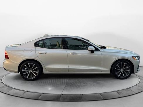 Used 2021 Volvo S60 T5 Momentum image 3