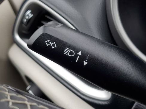 Used 2023 Chrysler Pacifica Touring-L FWD image 13