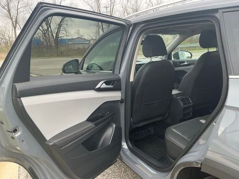 Used 2024 Volkswagen Taos SEL image 16