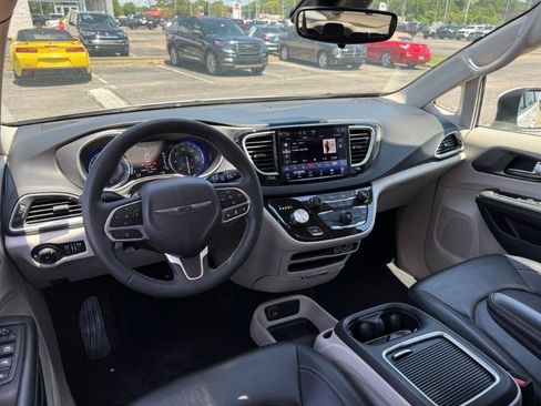 Used 2023 Chrysler Pacifica Touring-L FWD image 19
