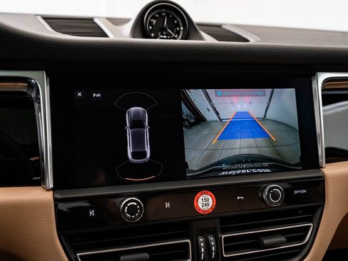 Certified 2025 Porsche Macan image 33