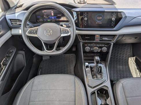 Used 2024 Volkswagen Taos SE w/ Panoramic Sunroof Package FWD image 8