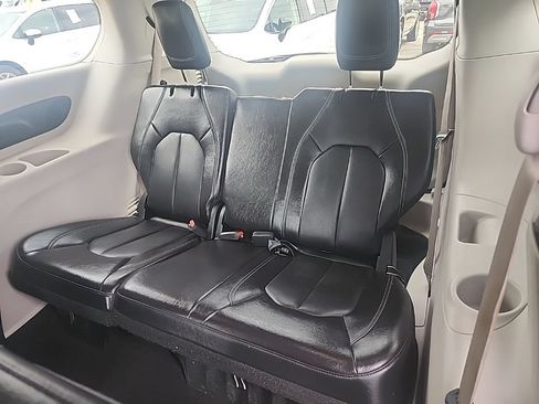 Used 2022 Chrysler Pacifica Touring-L w/ Uconnect Theater Family Group FWD image 42