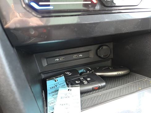 Used 2023 Volkswagen Tiguan SE w/ Panoramic Sunroof Package image 23