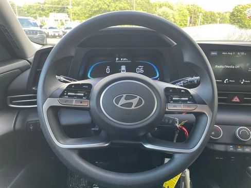 Used 2025 Hyundai Elantra SE FWD image 13