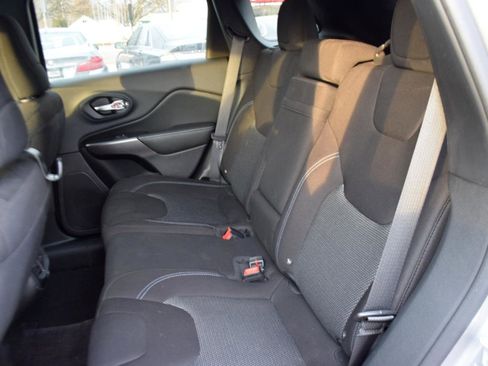 Used 2019 Jeep Cherokee Latitude w/ Popular Appearance Group FWD image 27