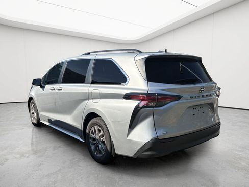 Used 2022 Toyota Sienna LE AWD/4WD image 7